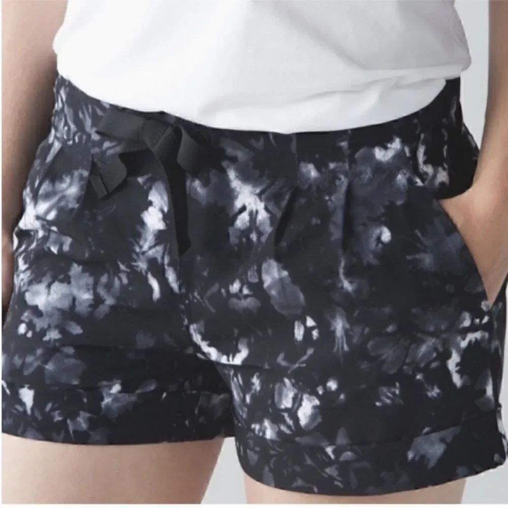 Lululemon Cuffed Shorts Women Size 4